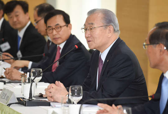 8일 대전무역회관에서 개최된 전국 무역상사협의회 회장단 간담회에서 김인호 무역협회 회장(사진 오른쪽 두번째)이 발언하고 있다.